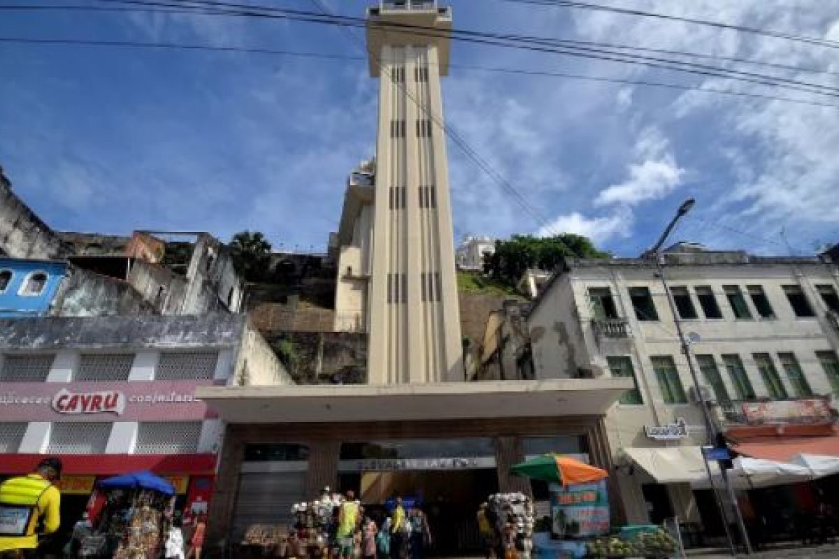 Após um dia de serviço interrompido, Elevador Lacerda volta a funcionar