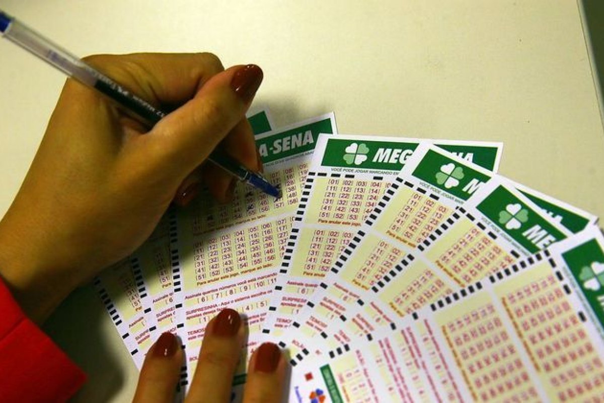 Mega-Sena paga equivalente a 11,3 mil anos de salário mínimo em sorteio desta quarta (16)