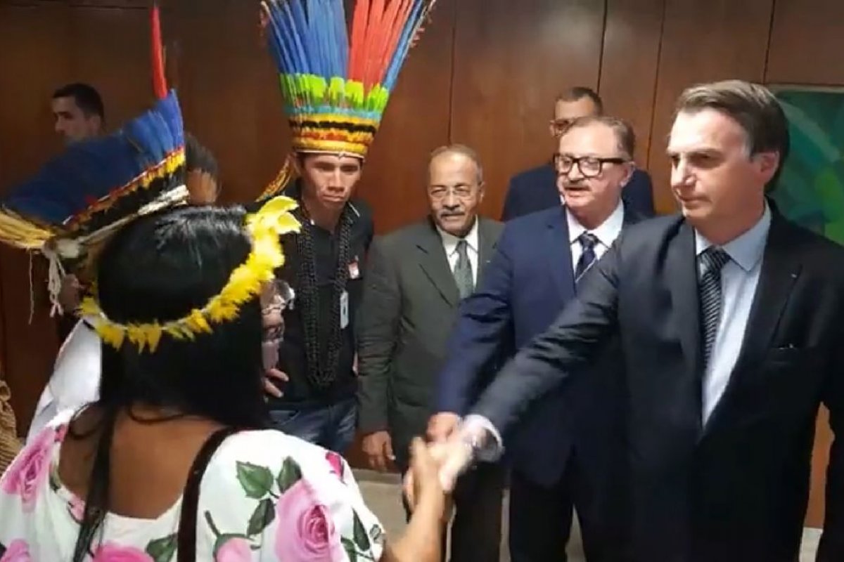 Governo concede Medalha do Mérito Indigenista a Bolsonaro