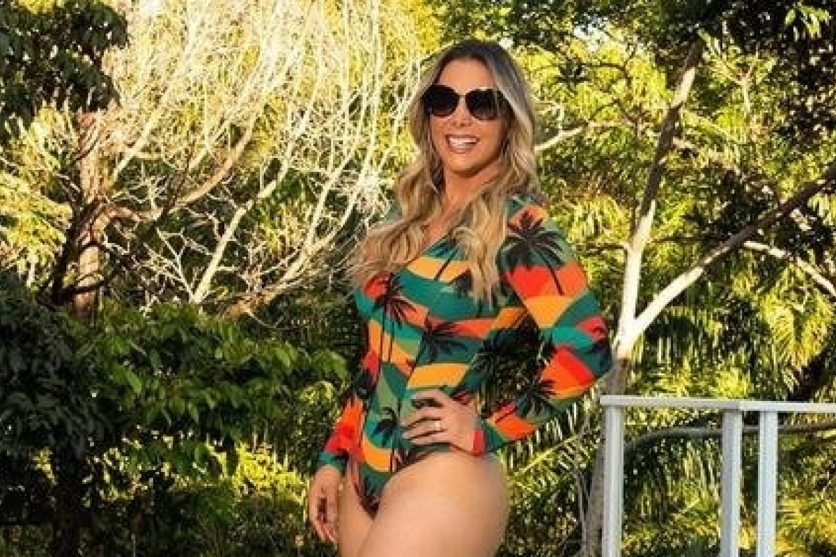 Carla Perez surge de maiô e choca internautas ao ostentar corpão aos 41 anos