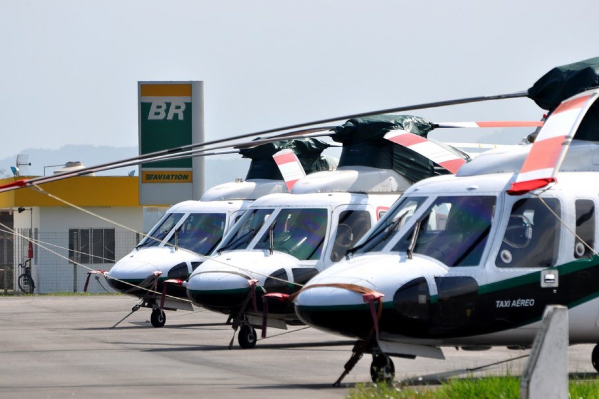 Helicóptero que transportava funcionários da Petrobras faz pouso forçado na Bahia