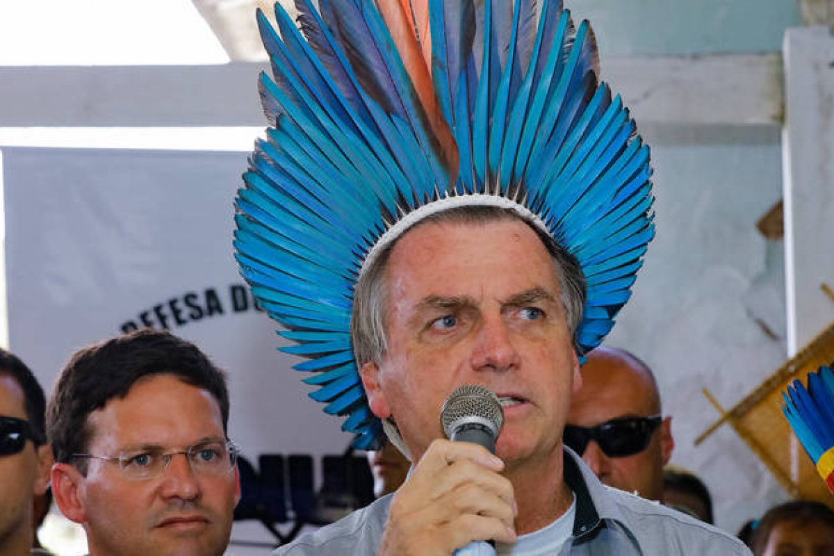 Ministro protocola decreto para retirar medalha indigenista de Bolsonaro