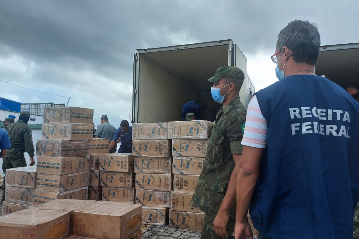 PF apreende 90 toneladas de cigarros contrabandeados em ação no porto de Salvador