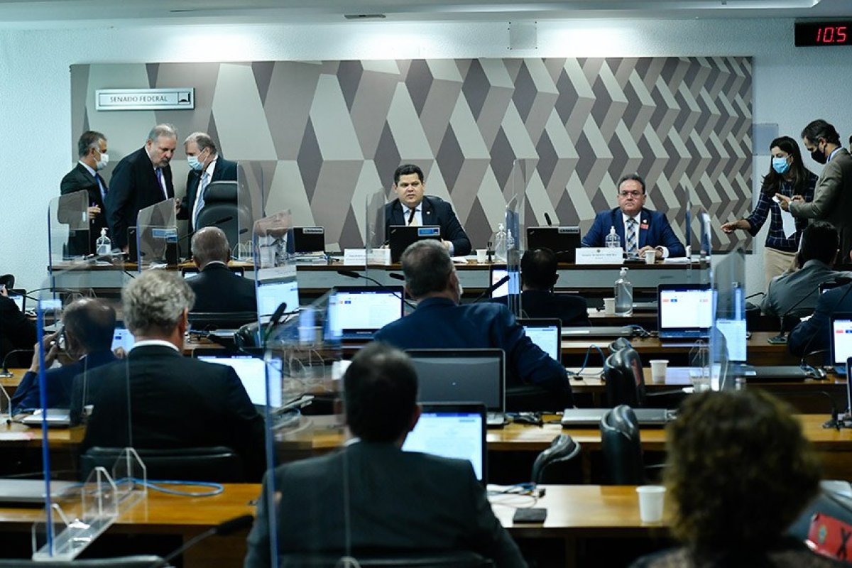 Senado adia análise da PEC da previdência pela CCJ