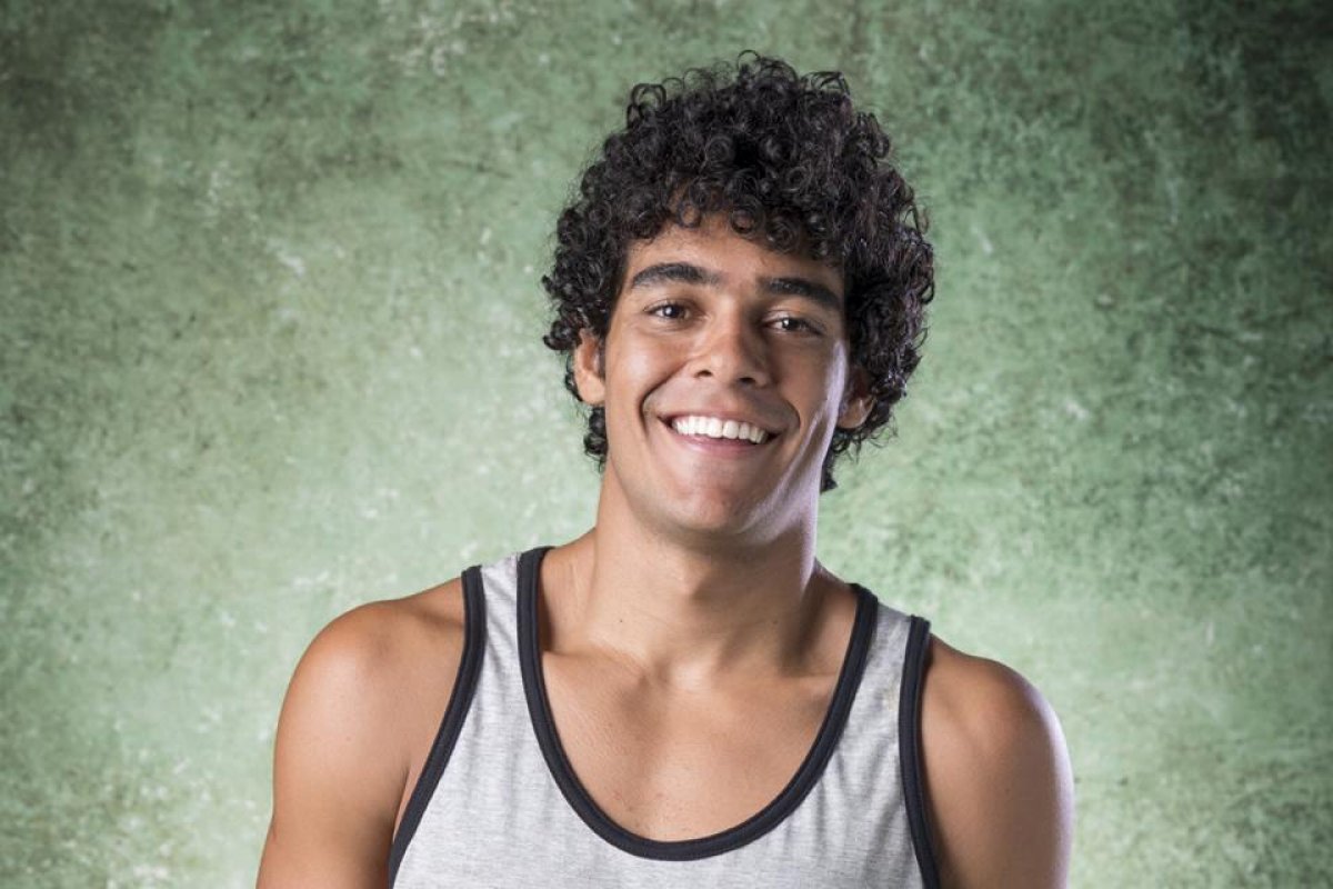 Jovem galã da TV Globo publica foto com o namorado para celebrar os 5 anos de relacionamento