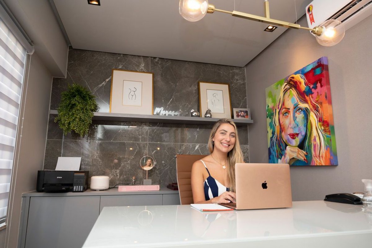 Carolina Dias celebra aniversário da clínica com live sobre imagem pessoal