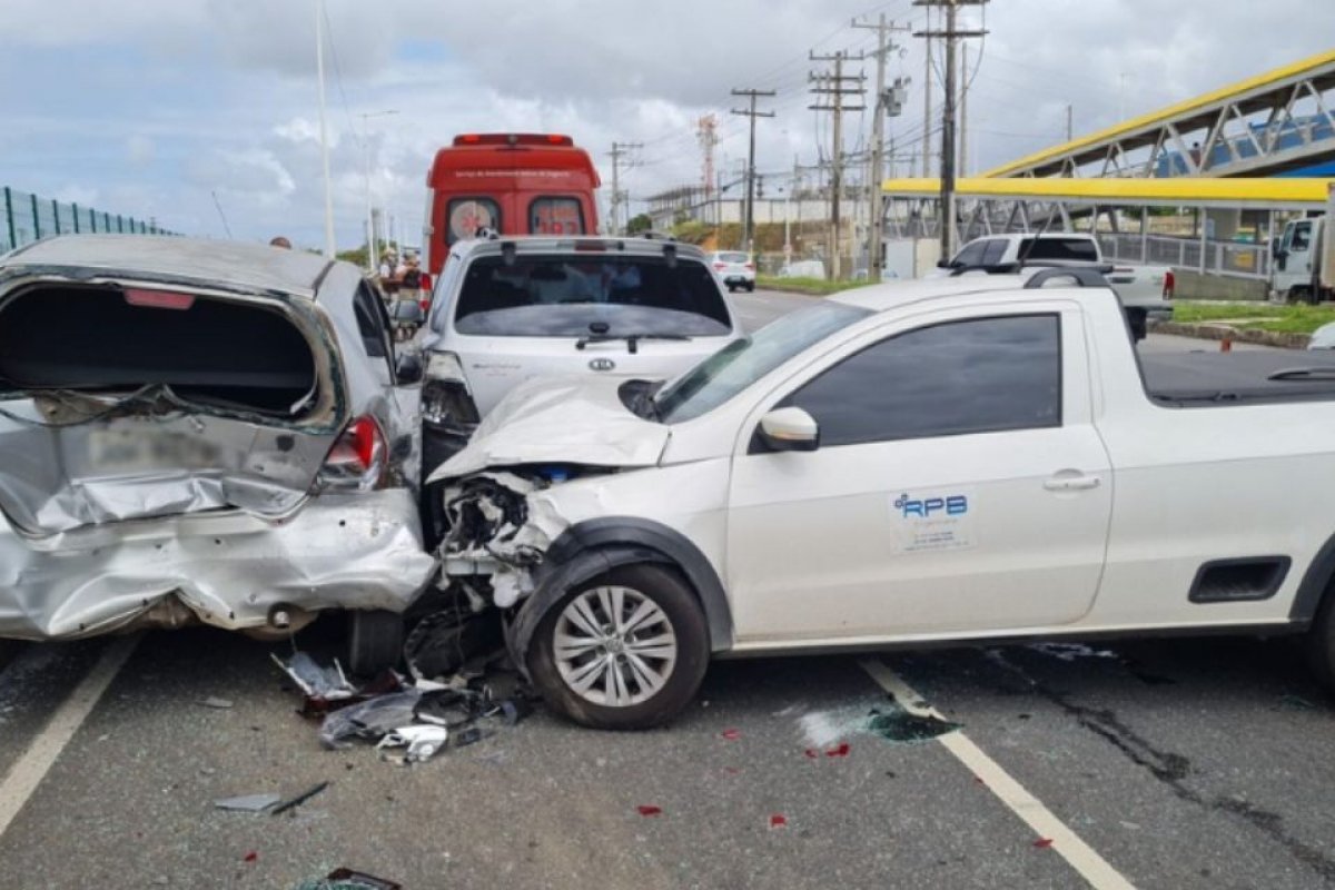Salvador: acidente entre cinco veículos deixa trânsito lento na BR-324