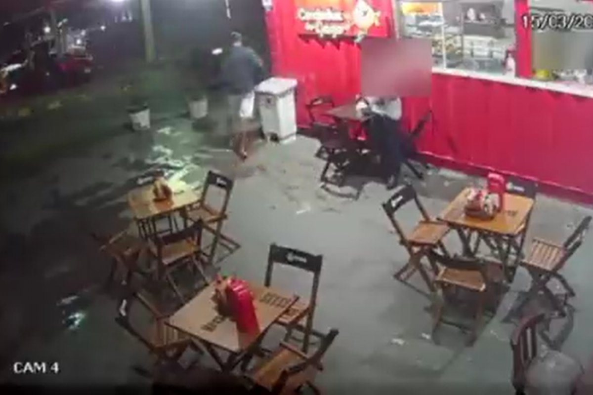 Vídeo: Dupla armada assalta lanchonete no bairro do Stiep, em Salvador