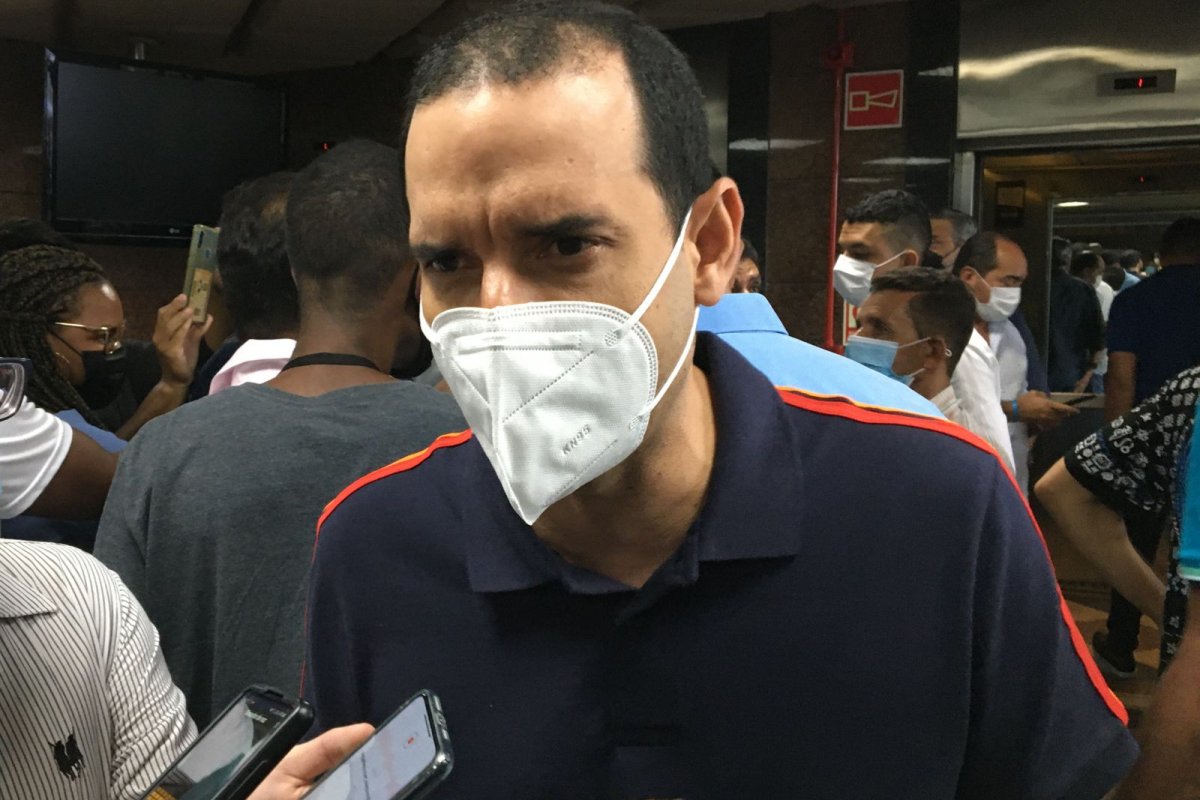 'Eu quero que o prefeito se considere confortável para nomear qualquer nome', diz Leo Prates sobre sucessor