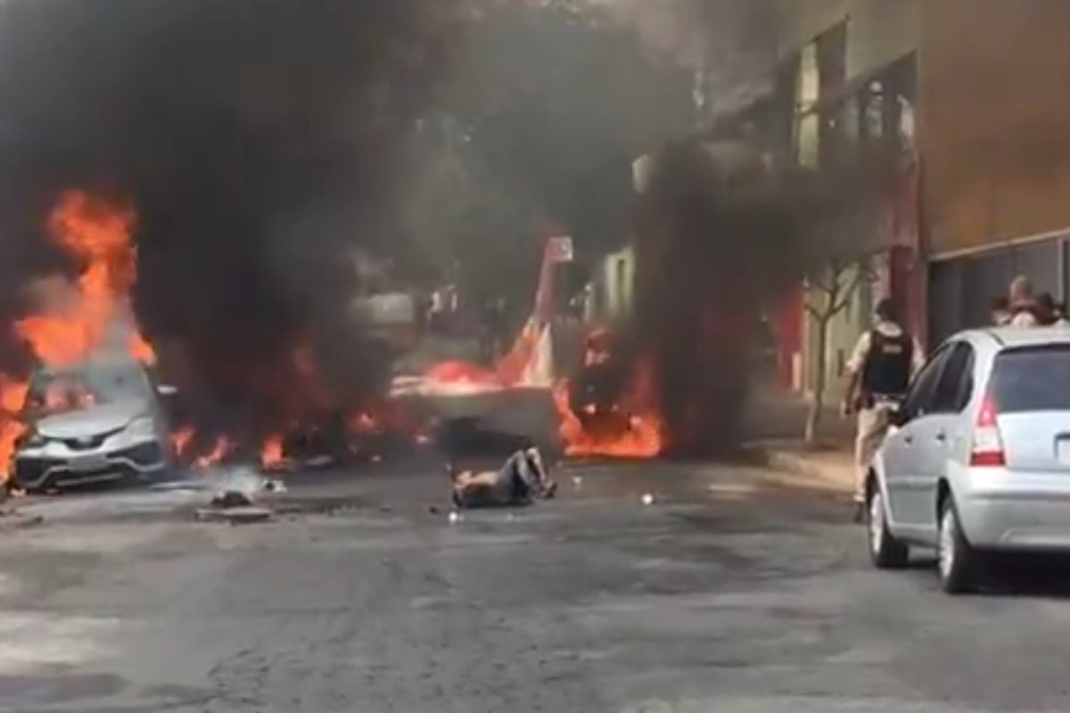 Aeronave de pequeno porte cai no Caiçara, em Belo Horizonte