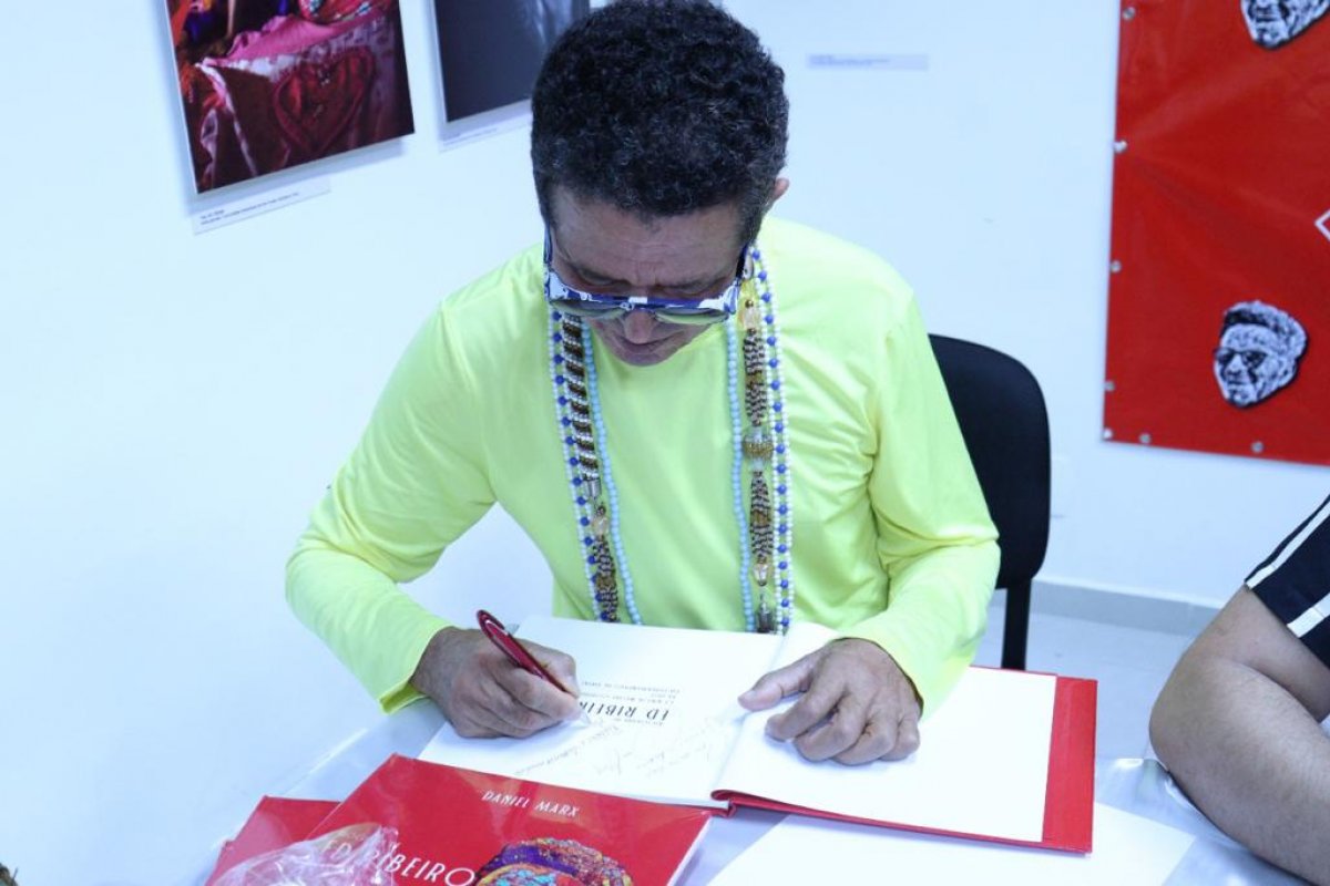 Ed Ribeiro e Daniel Marx recebem personalidades e imprensa em lançamento de biografia, em São Paulo