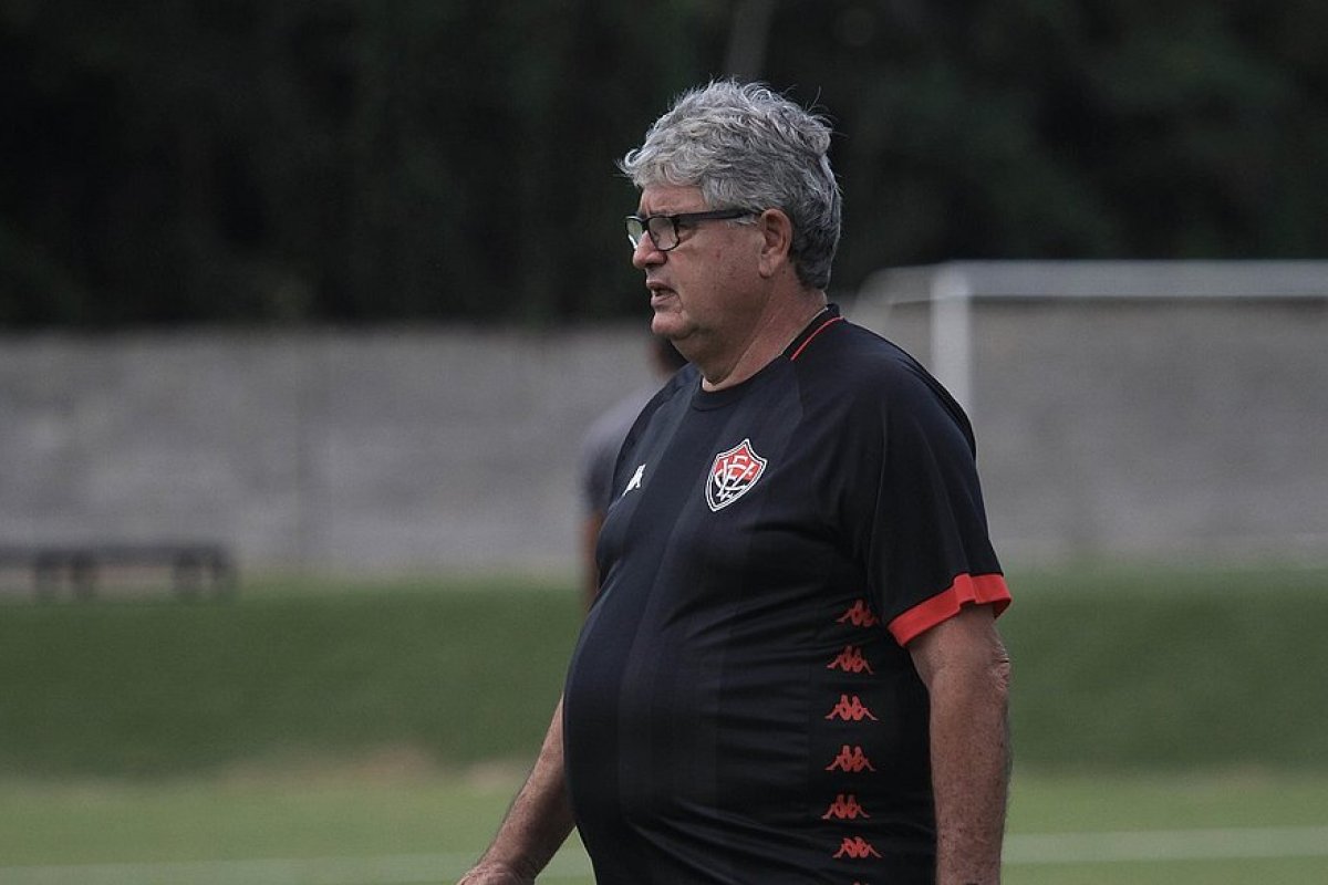 Vitória anuncia a contratação do técnico Geninho