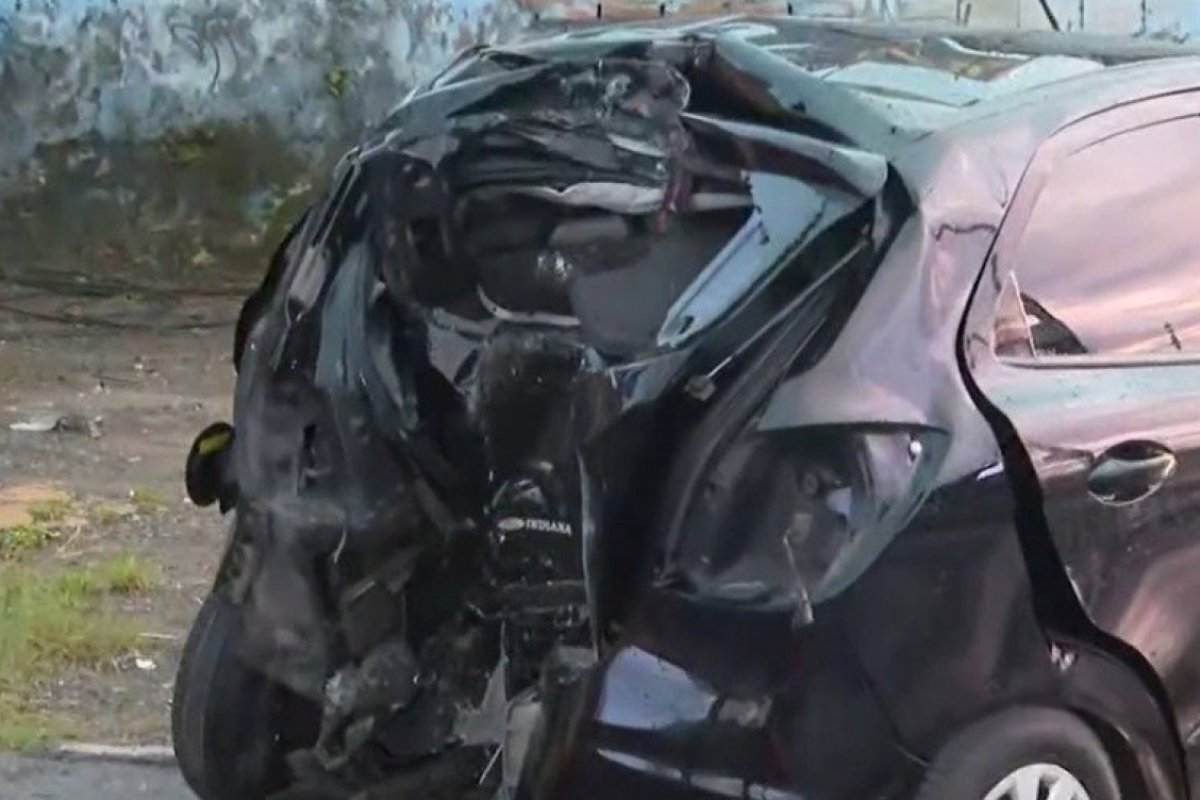 Motorista perde o controle do carro e se choca contra poste em Lauro de Freitas