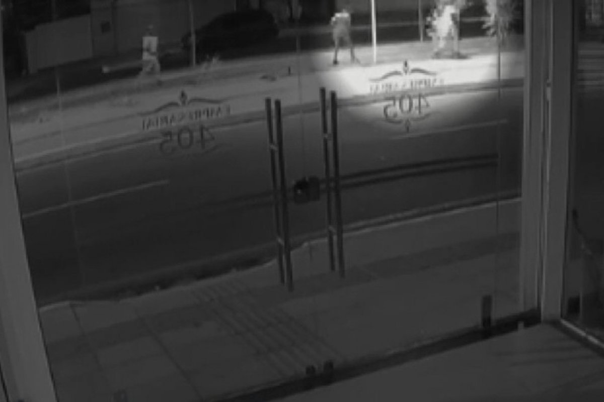 Criança e adolescentes são flagrados destruindo plantas e lixeiras