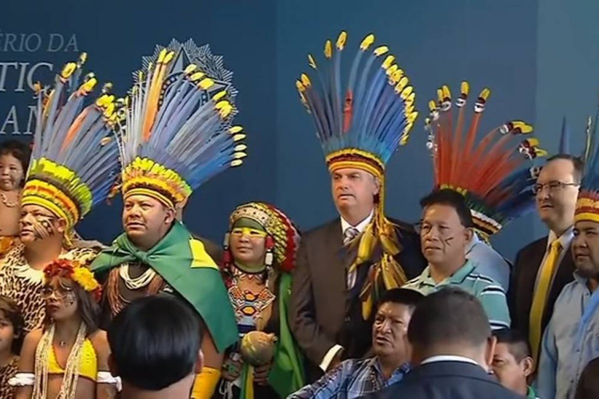 Bolsonaro recebe medalha do mérito indigenista em Brasília