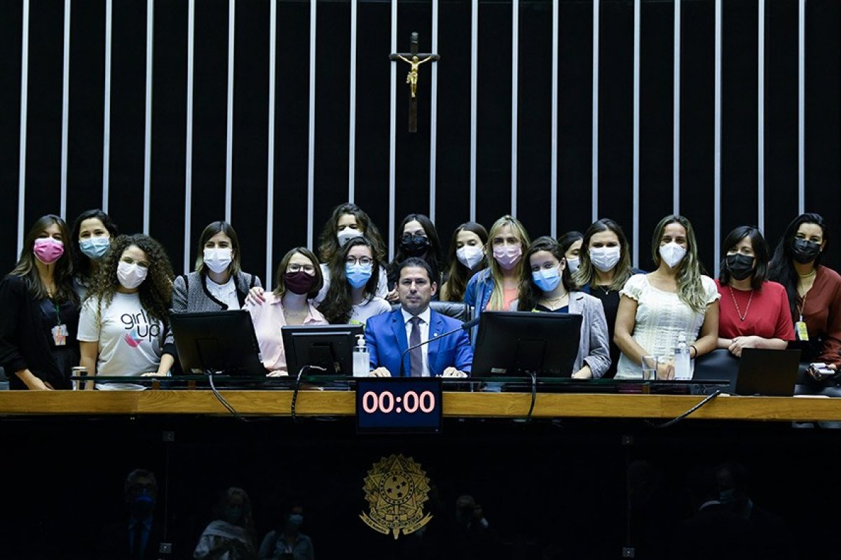 Lei que garante distribuição gratuita de absorventes às mulheres de baixa renda é promulgada