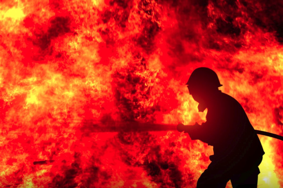Corpo de Bombeiros combate novo incêndio na Whiskeria Quatro Por Quatro