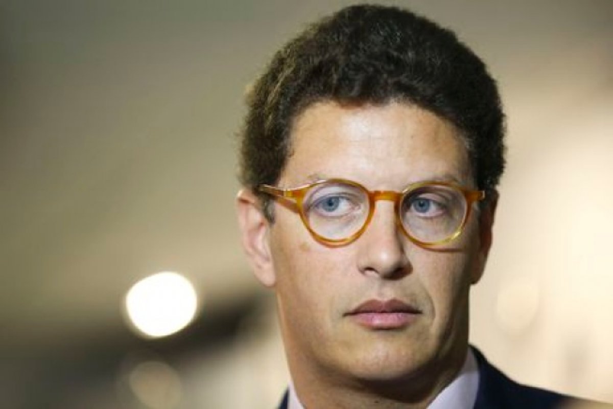 Ministro usa as redes sociais para criticar o Green Peace