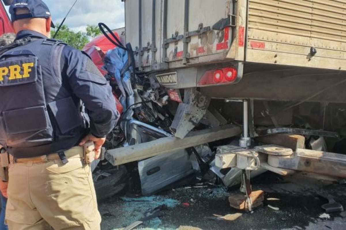 Batida de carro e carretas deixa três pessoas mortas em Feira de Santana