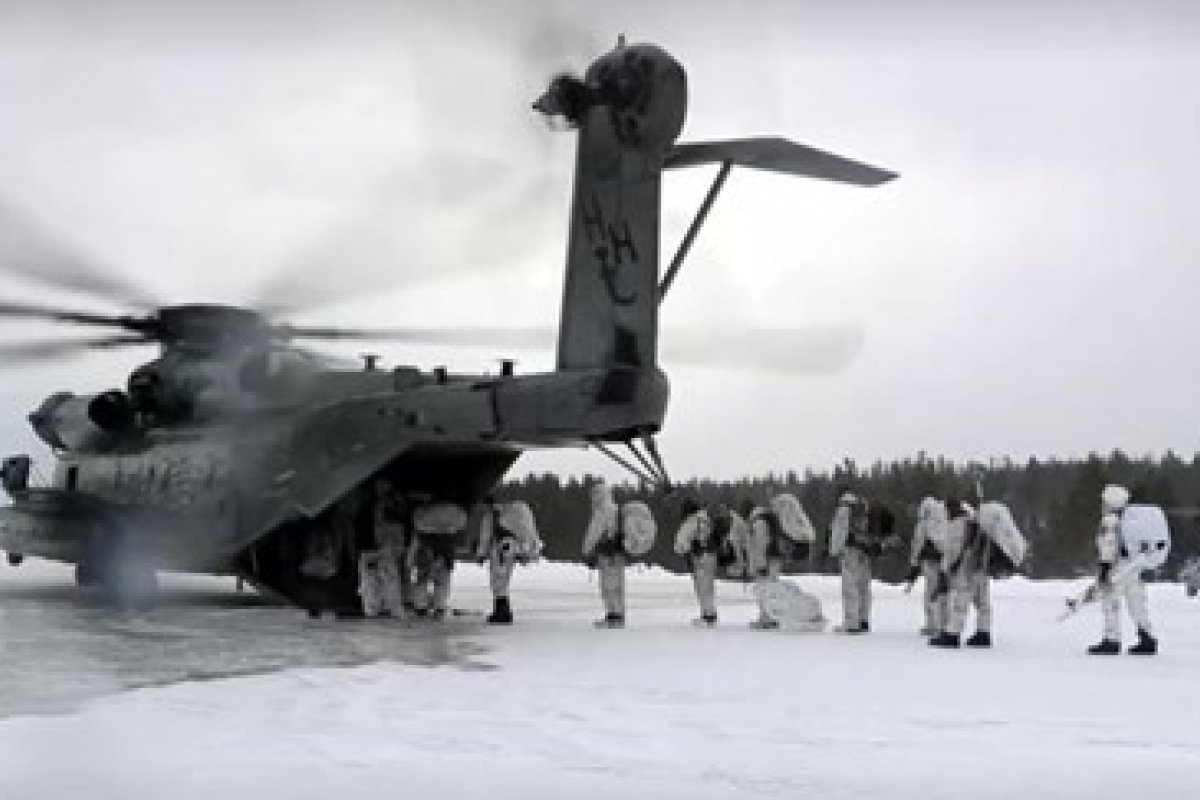 Avião militar dos EUA cai com quatro tripulantes no Ártico norueguês