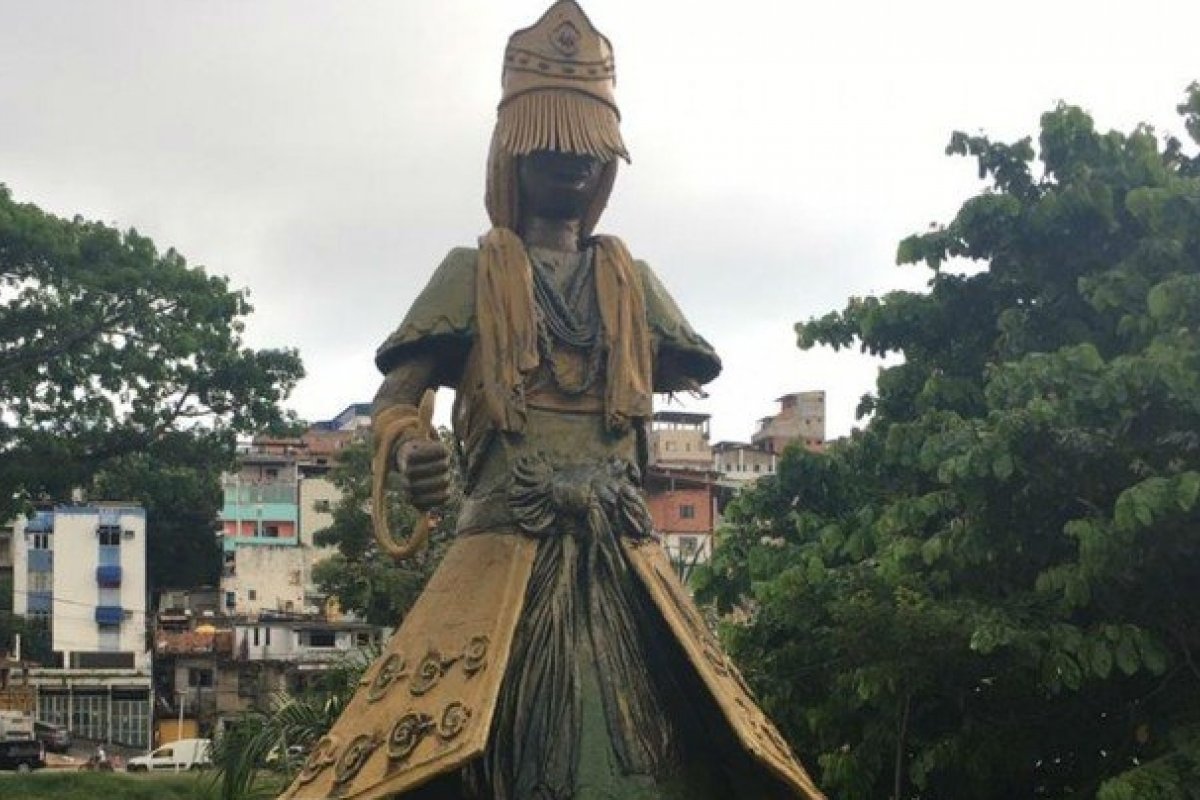 Em Salvador, escultura de Oxumaré tem braço arrancado no Dique do Tororó