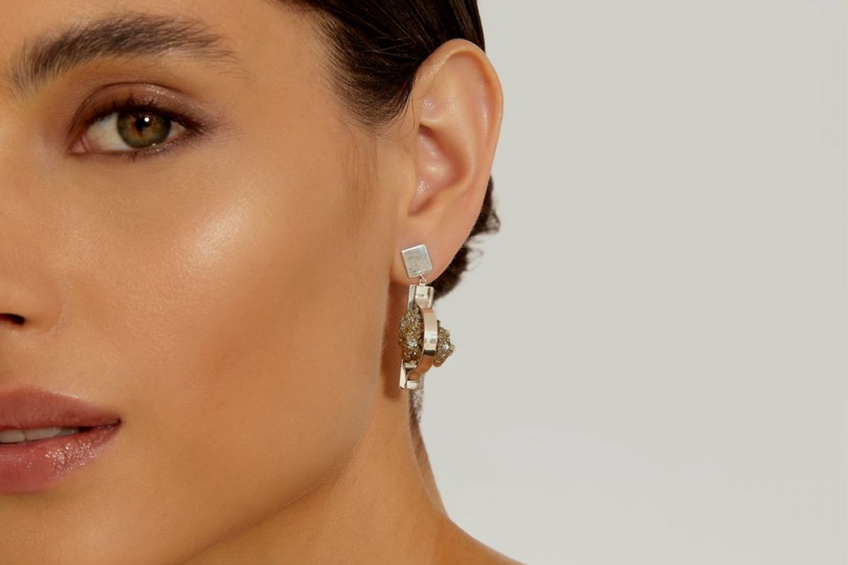 Lenny Niemeyer se junta a Roda em coleção de joias que aposta na potência energética e curativa dos cristais e pedras