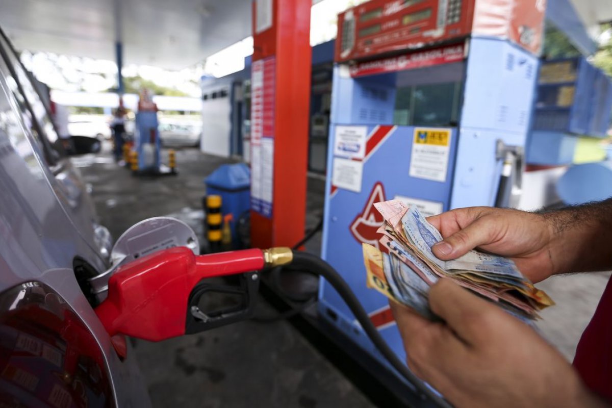 81 países têm gasolina mais cara que a do Brasil, afirma site