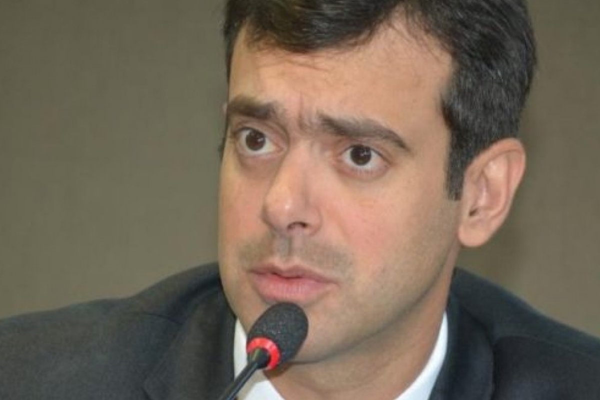 'Basta Lula anunciar que vem que o Covid acabou', diz Tiago Correia sobre liberação de público na Bahia