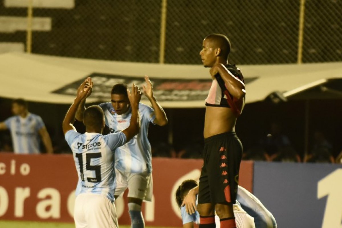 Vitória terá que vencer metade das partidas que tem para evitar queda à Série C