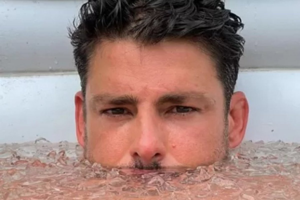 Cauã Reymond surge em banheira de gelo!