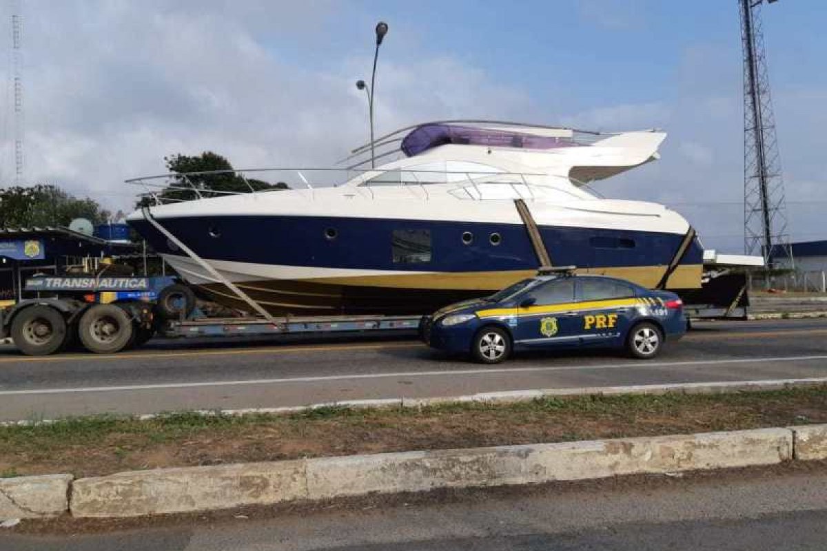 Barco de luxo é apreendido após ser transportado de forma irregular