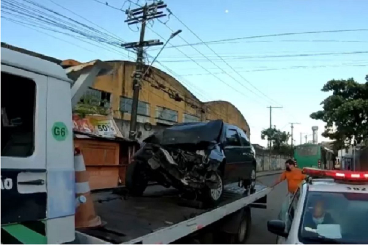 Em Salvador, motorista bate carro em ônibus e é socorrido para uma UPA