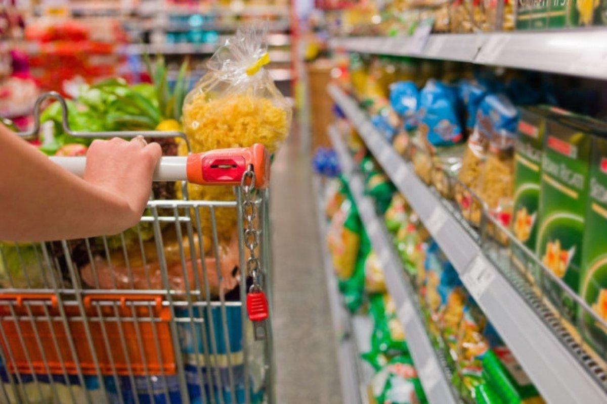 Com menos produtos no carrinho de supermercado, consumidor gastou 8,6% em 2021 em alimentos