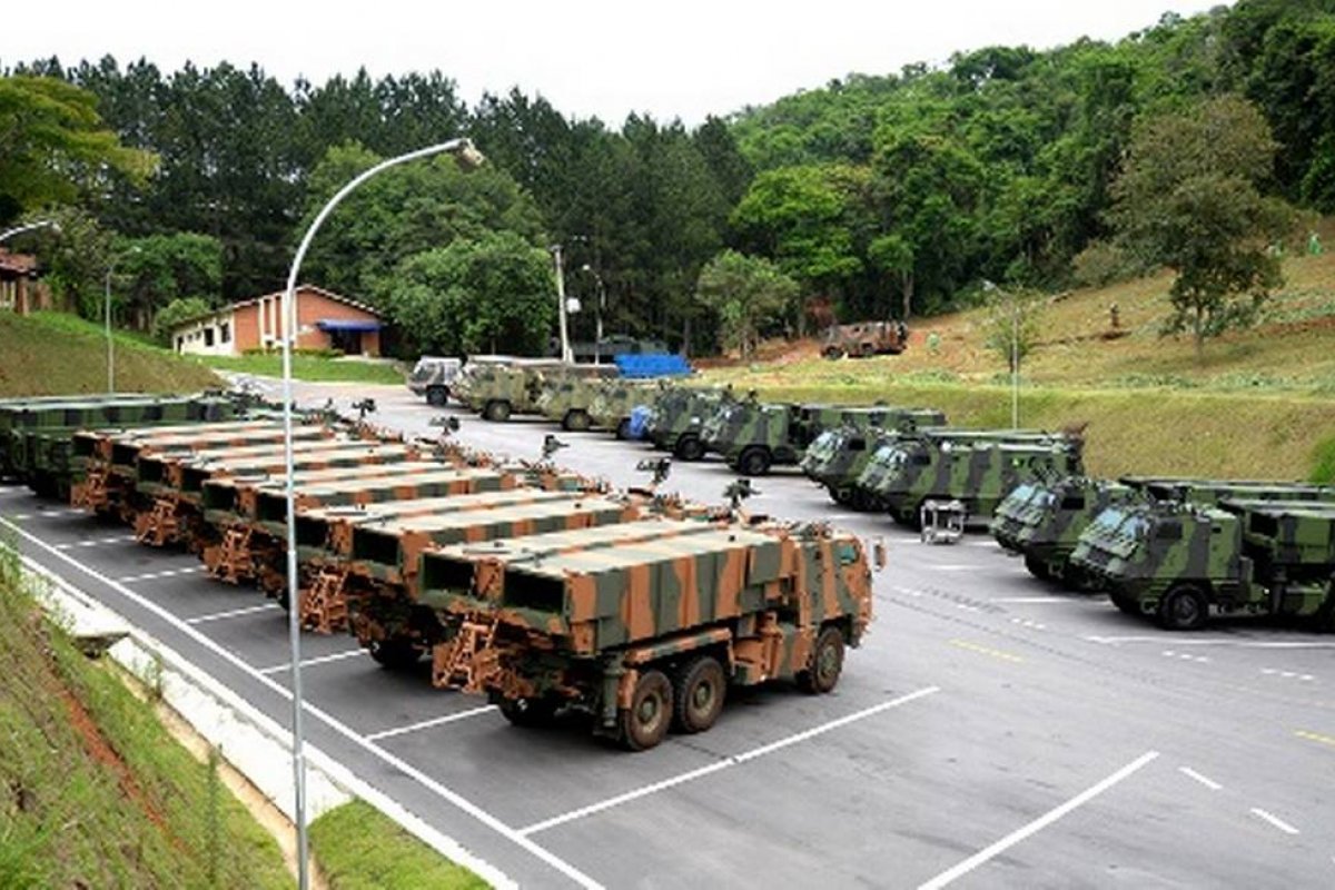 Funcionários da Avibras entram em greve contra demissão em massa