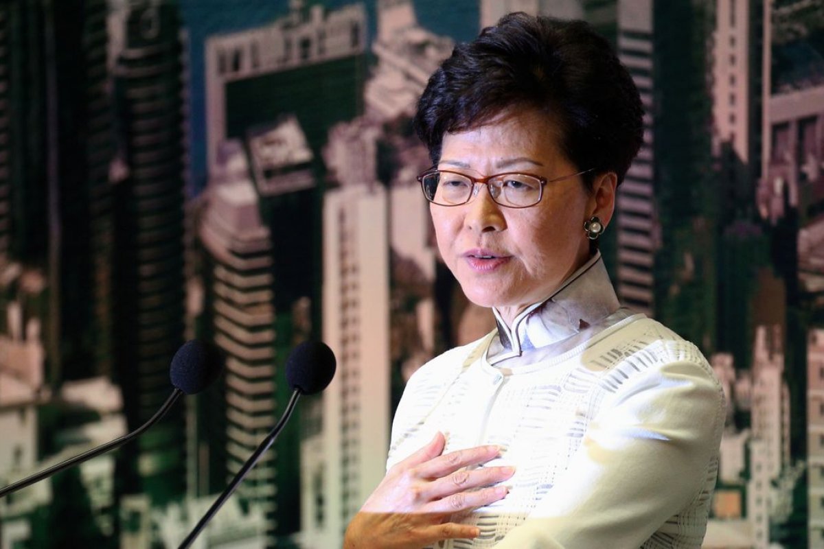 Chefe-executiva de Hong Kong aliviará restrições contra a covid-19