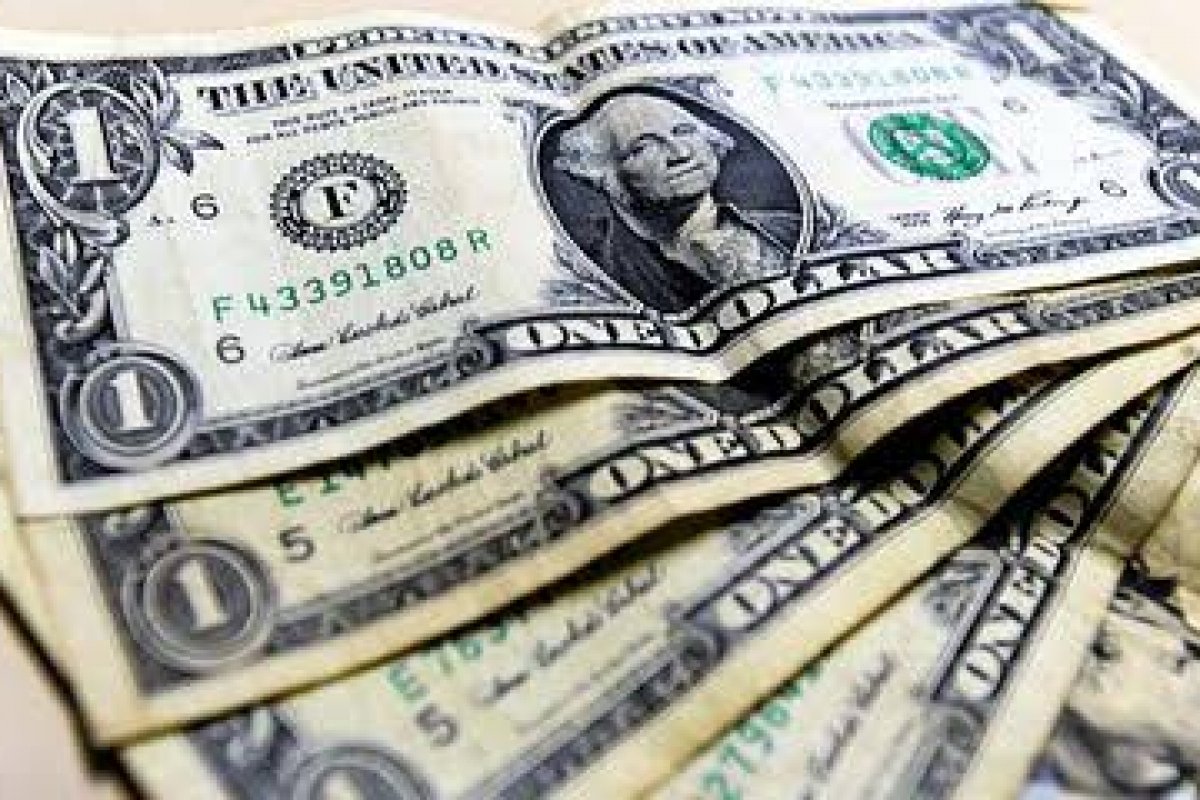 Pela primeira, vez desde junho de 2021, Dólar fecha à baixo de R$ 5