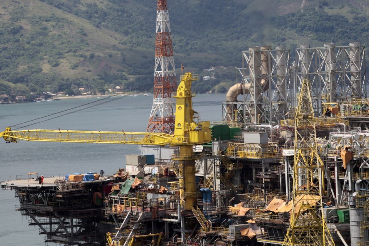 Após salto de 7%, petróleo é negociado acima de US$ 115