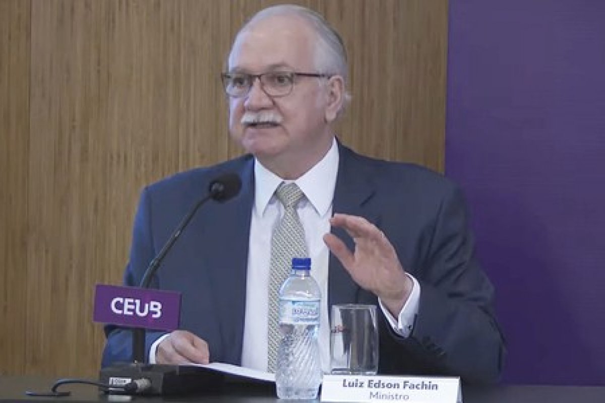 Fachin diz que a "democracia requer vigilância" e pede que jovens tirem título de eleitor