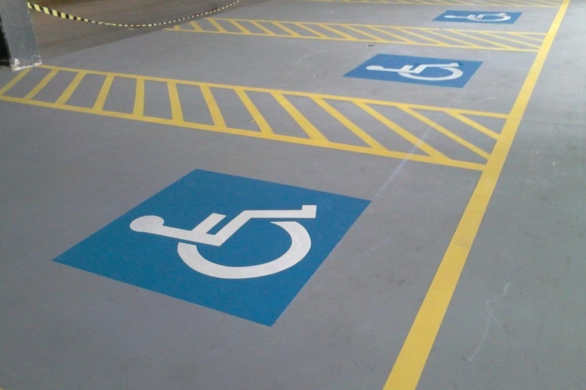 Estacionar “rapidinho” em vagas especiais é contra a lei e gera multa e pontos na CNH