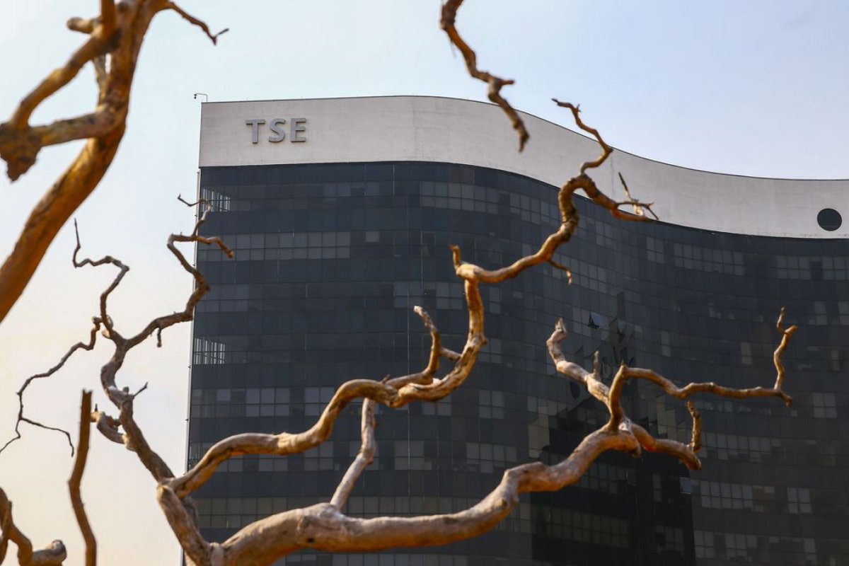 TSE rejeita consulta do Governo Federal sobre redução de impostos no preço do combustível