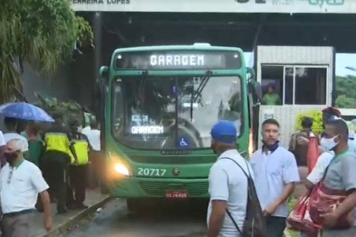 Ex-funcionários da CSN realizam protesto em garagem de Porto Seco Pirajá