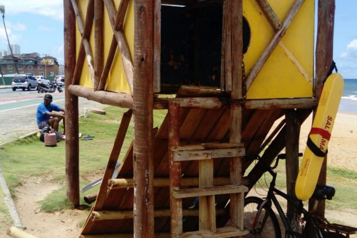 Posto da Salvamar desaba e deixa dois salva-vidas feridos 