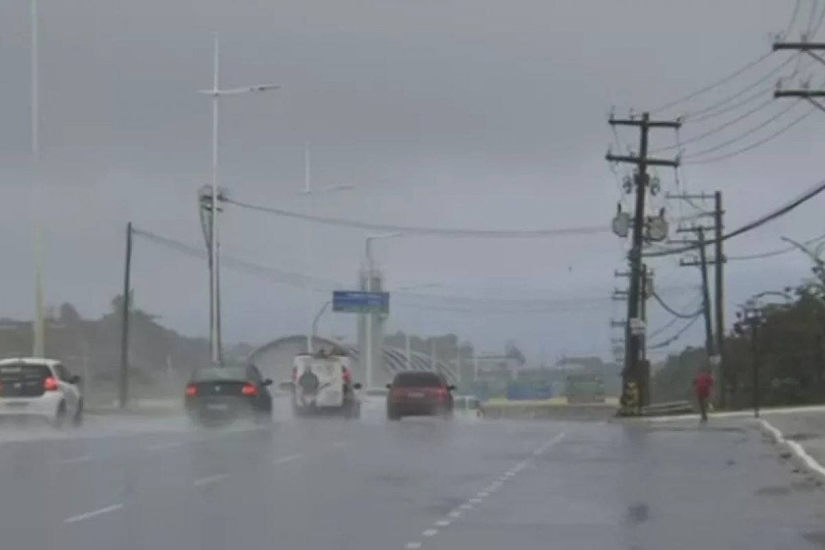 Chuva forte atinge Salvador e trânsito fica prejudicado em diversos pontos