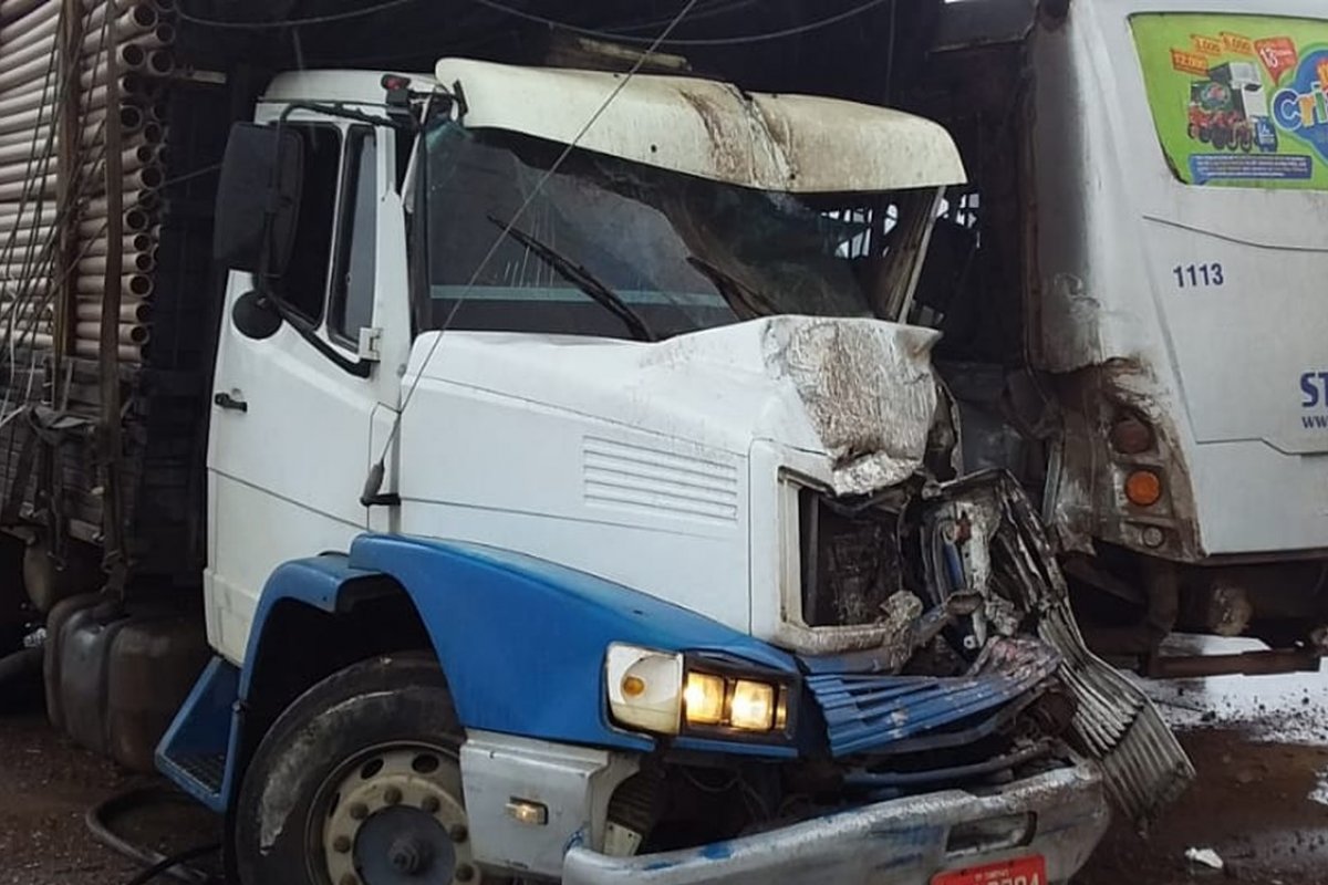 Acidente entre caminhão e ônibus deixa sete feridos na BR-242