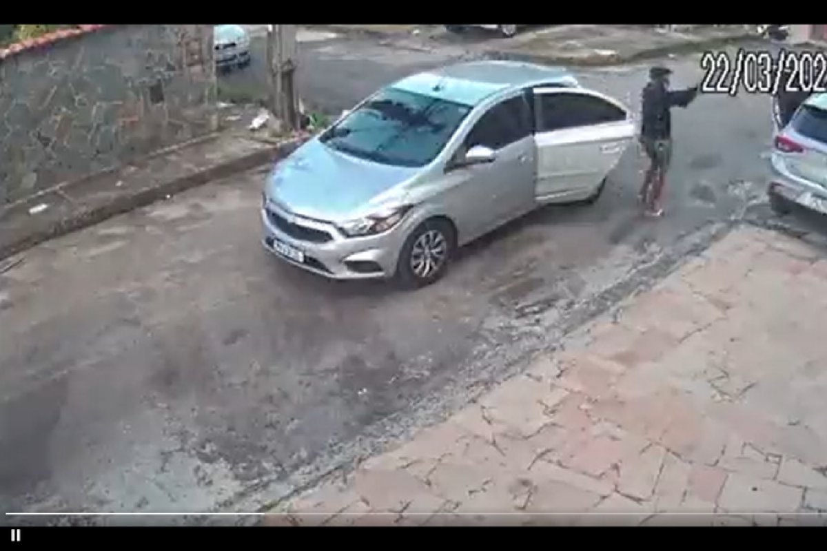 Idoso tem carro roubado no bairro de Itapuã, em Salvador
