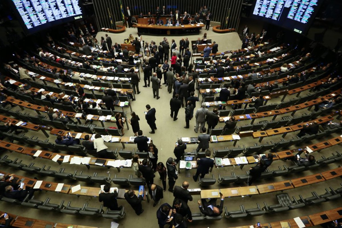 Mais de 10% dos deputados já trocaram de partido na Câmara