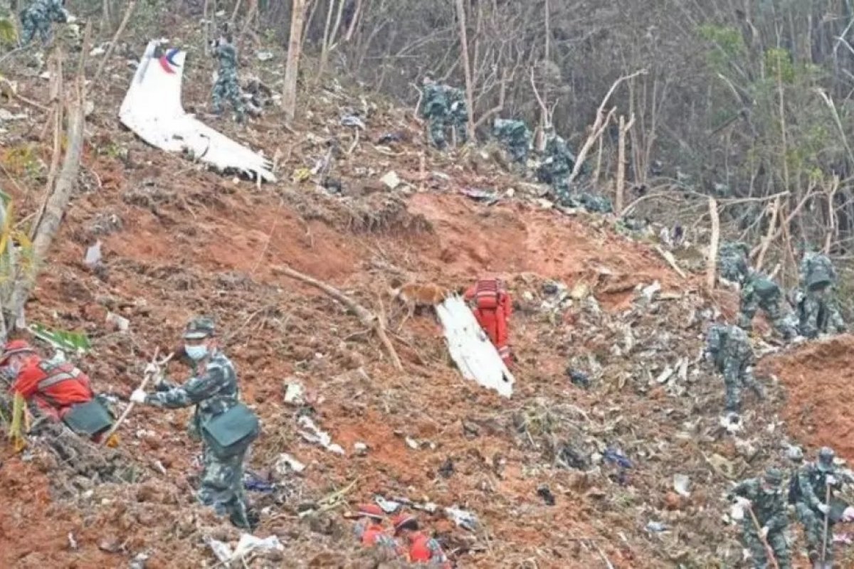Caixa-preta de avião que caiu na China é encontrada após dois dias