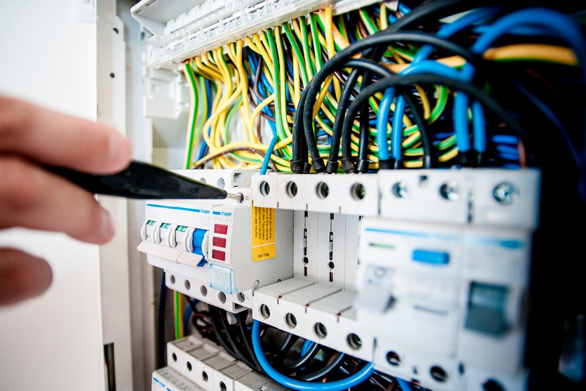 Vagas para eletricista, açougueiro e atendente são ofertadas nesta terça (22) em Salvador