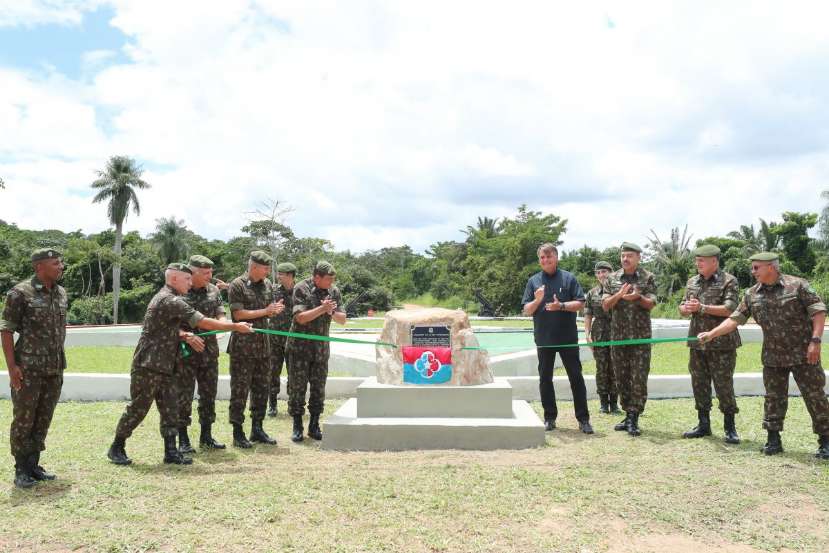 Bolsonaro inaugura pedra fundamental de Escola de Sargentos do Exército
