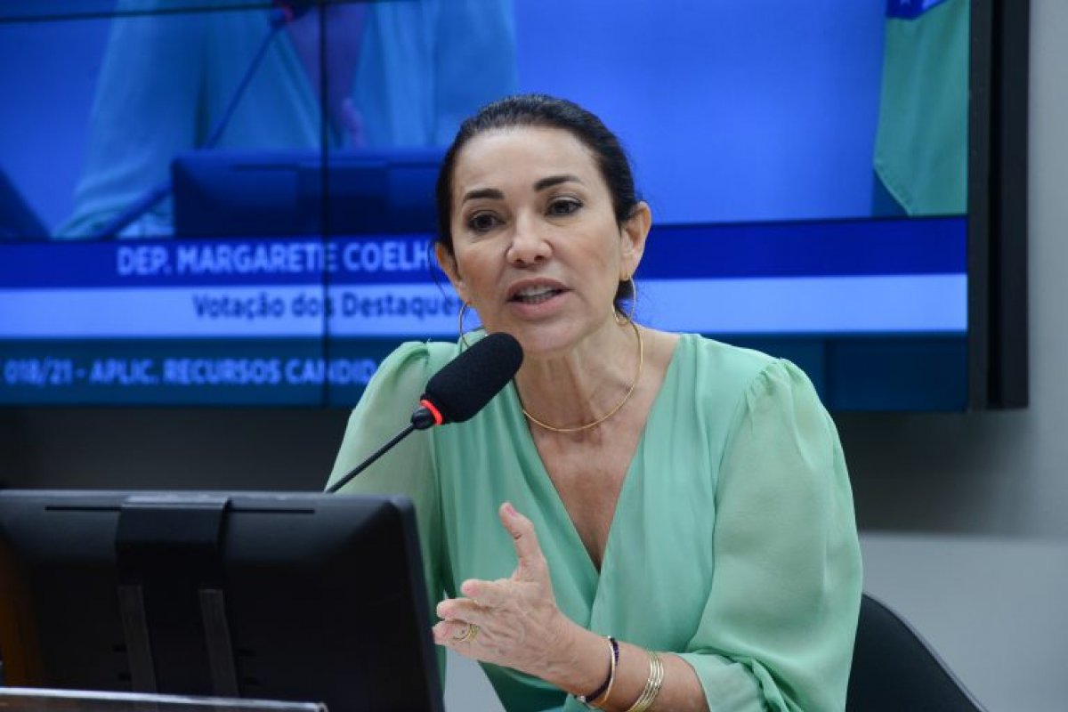 Comissão aprova PEC que trata de recursos para campanhas femininas